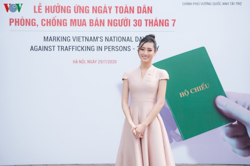 hoa hau luong thuy linh vui ve tro chuyen cung dai su anh tai viet nam hinh 2