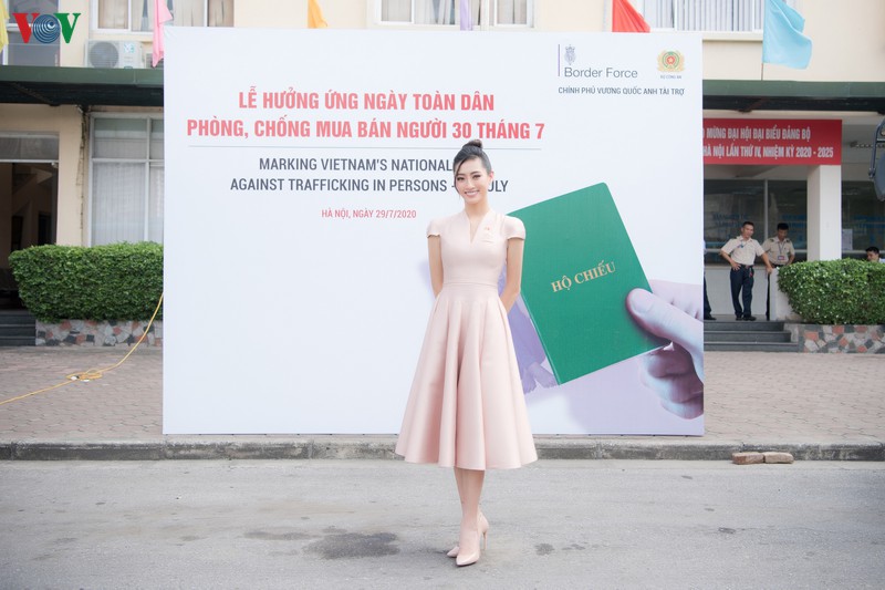 hoa hau luong thuy linh vui ve tro chuyen cung dai su anh tai viet nam hinh 1