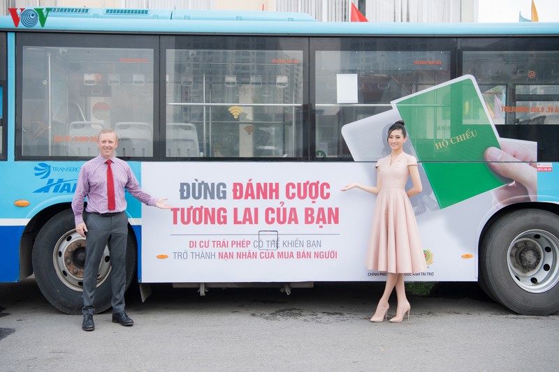 hoa hau luong thuy linh vui ve tro chuyen cung dai su anh tai viet nam hinh 11