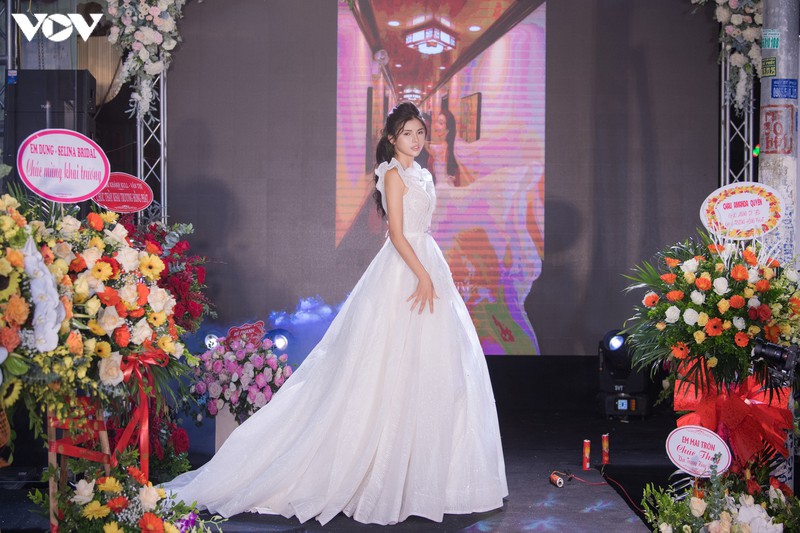 a hau phuong nga mac vay cuoi kieu sa, tu tin sai buoc tren san catwalk hinh 11