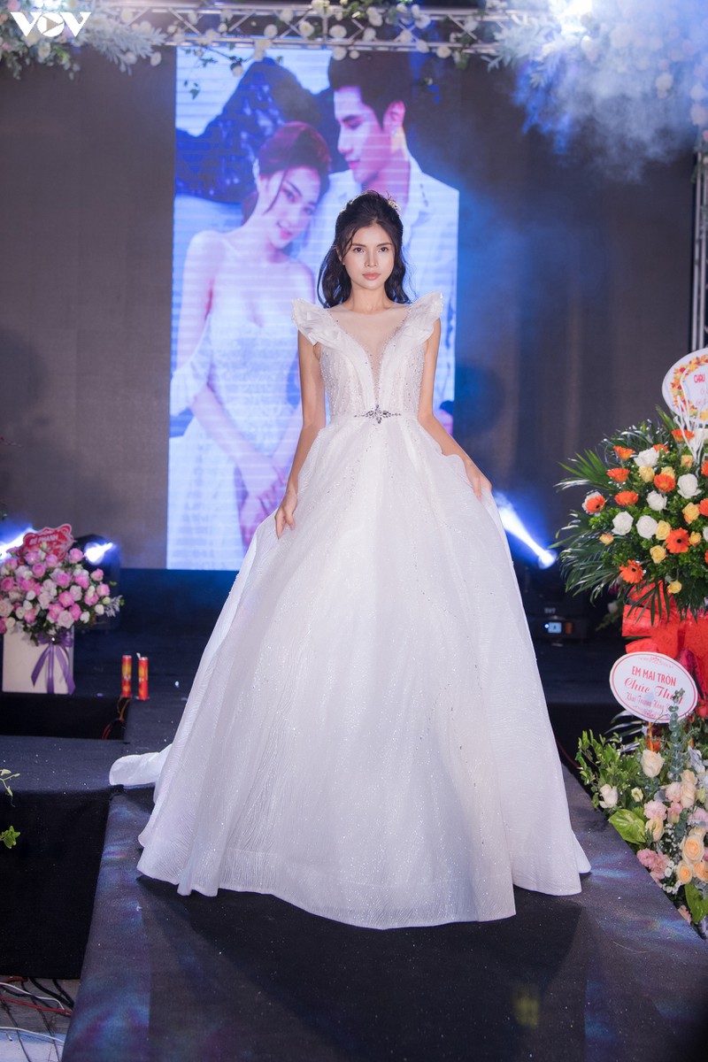 a hau phuong nga mac vay cuoi kieu sa, tu tin sai buoc tren san catwalk hinh 12