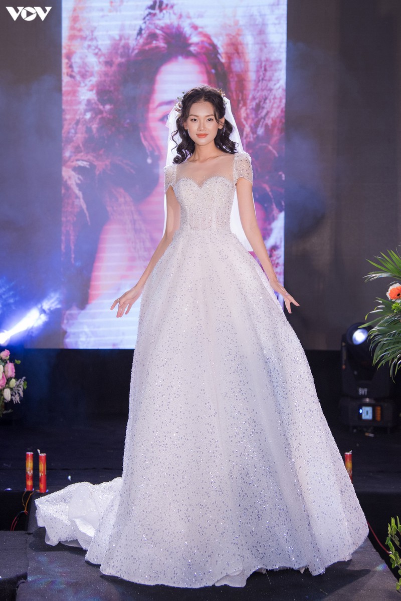 a hau phuong nga mac vay cuoi kieu sa, tu tin sai buoc tren san catwalk hinh 13