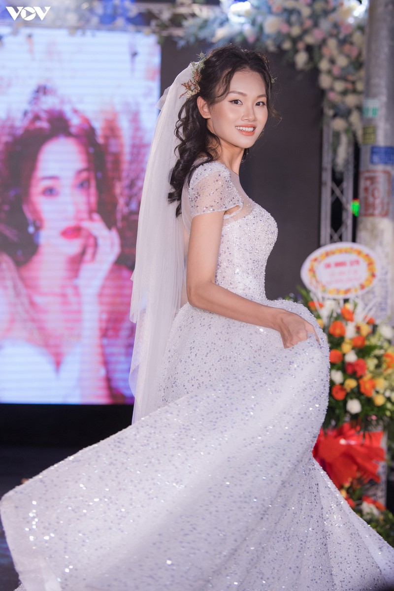 a hau phuong nga mac vay cuoi kieu sa, tu tin sai buoc tren san catwalk hinh 14