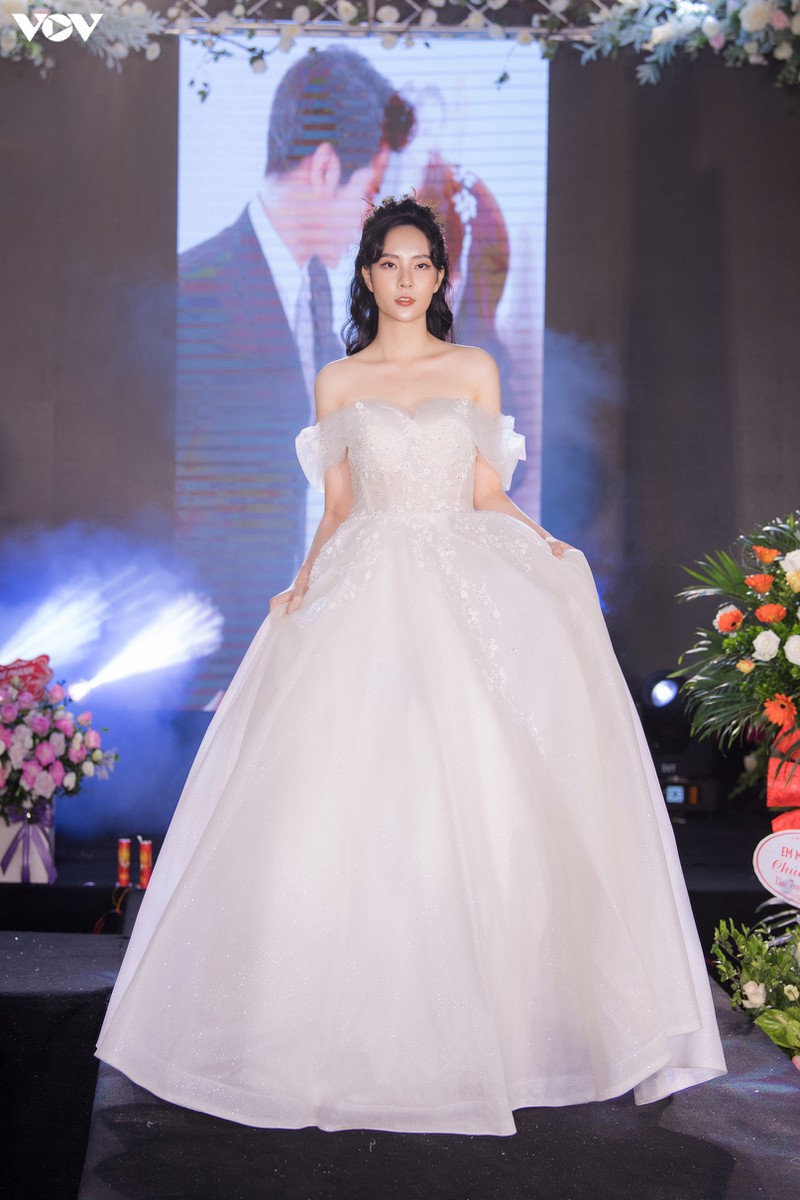 a hau phuong nga mac vay cuoi kieu sa, tu tin sai buoc tren san catwalk hinh 15