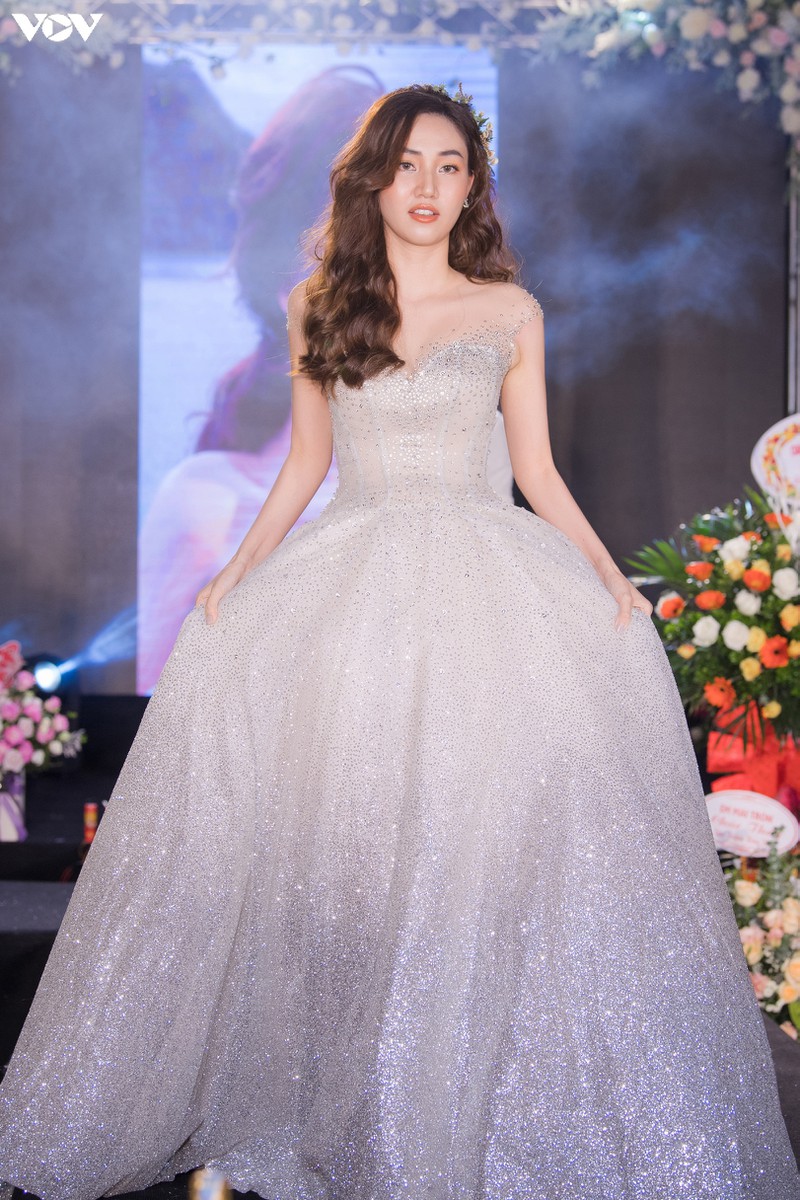 a hau phuong nga mac vay cuoi kieu sa, tu tin sai buoc tren san catwalk hinh 10