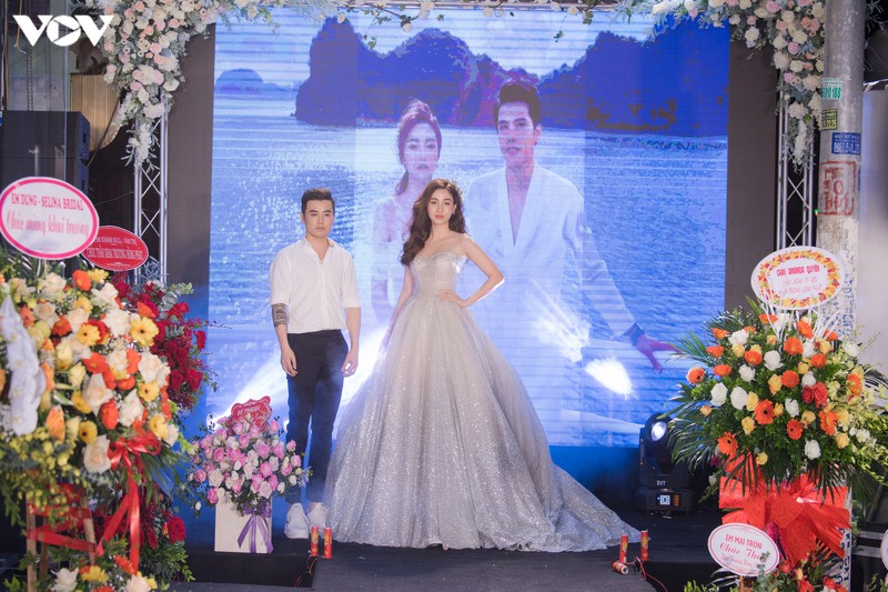 a hau phuong nga mac vay cuoi kieu sa, tu tin sai buoc tren san catwalk hinh 9