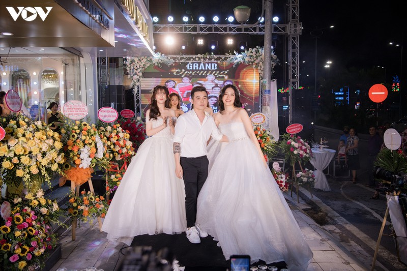 a hau phuong nga mac vay cuoi kieu sa, tu tin sai buoc tren san catwalk hinh 17
