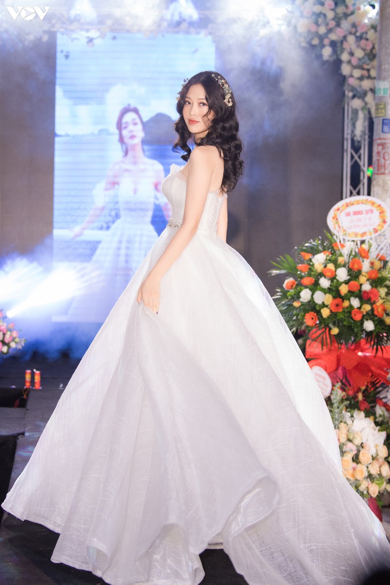 a hau phuong nga mac vay cuoi kieu sa, tu tin sai buoc tren san catwalk hinh 2