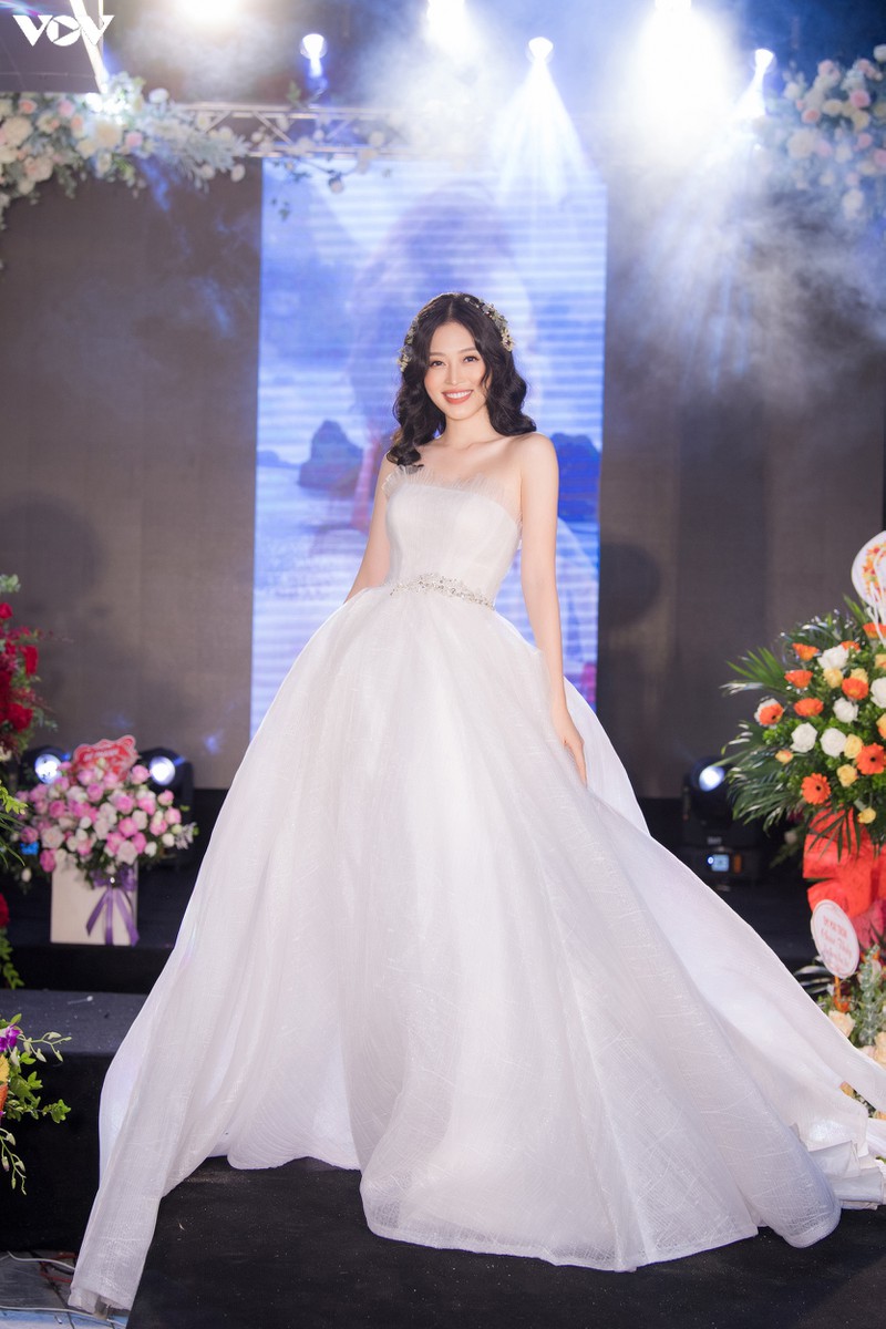 a hau phuong nga mac vay cuoi kieu sa, tu tin sai buoc tren san catwalk hinh 1