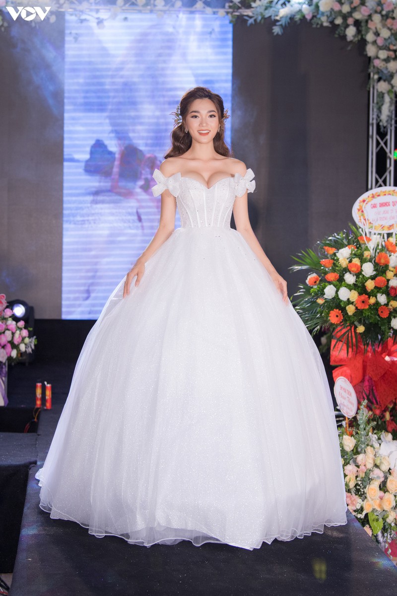 a hau phuong nga mac vay cuoi kieu sa, tu tin sai buoc tren san catwalk hinh 3