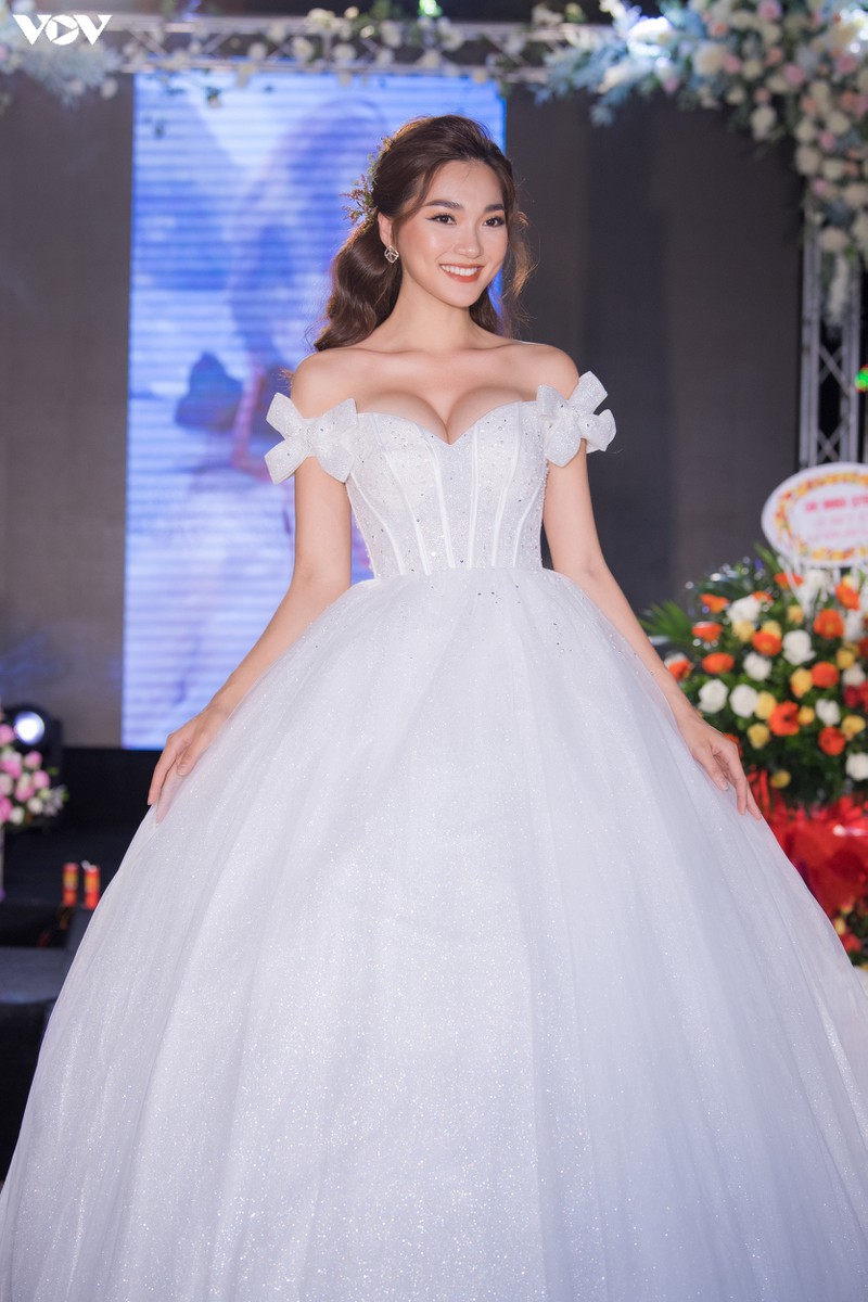a hau phuong nga mac vay cuoi kieu sa, tu tin sai buoc tren san catwalk hinh 4