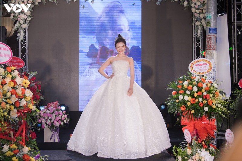 a hau phuong nga mac vay cuoi kieu sa, tu tin sai buoc tren san catwalk hinh 5