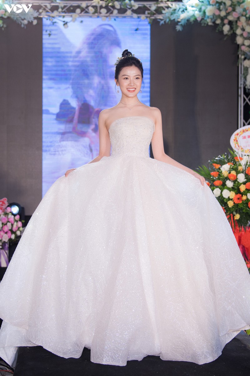 a hau phuong nga mac vay cuoi kieu sa, tu tin sai buoc tren san catwalk hinh 6