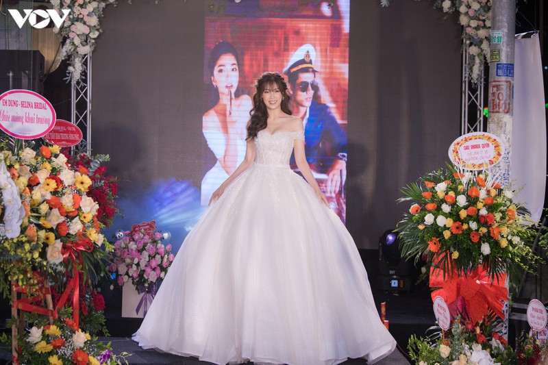a hau phuong nga mac vay cuoi kieu sa, tu tin sai buoc tren san catwalk hinh 7