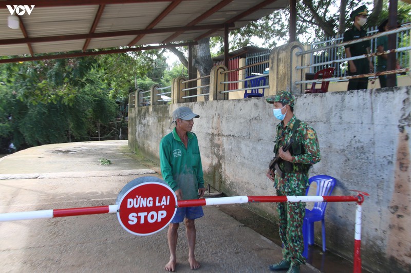 anh: bien phong dong thap tuan tra ngay dem de phong dich covid-19 hinh 2