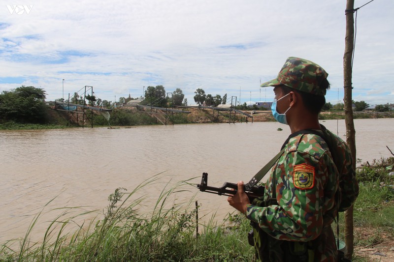 anh: bien phong dong thap tuan tra ngay dem de phong dich covid-19 hinh 1