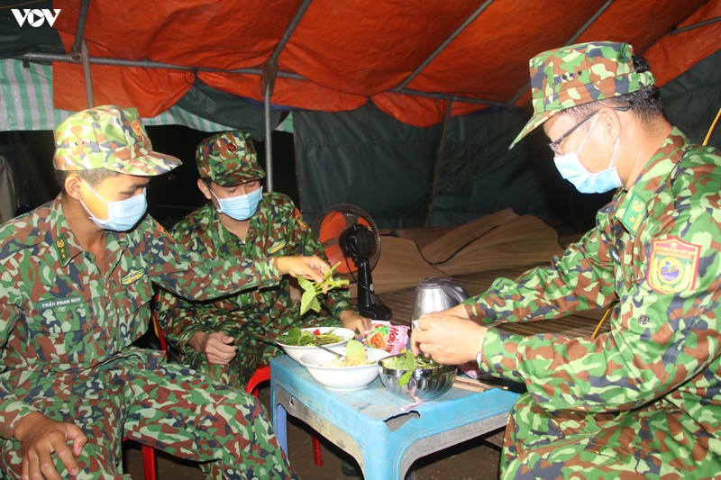 anh: bien phong dong thap tuan tra ngay dem de phong dich covid-19 hinh 8
