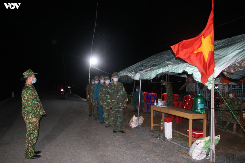 anh: bien phong dong thap tuan tra ngay dem de phong dich covid-19 hinh 5