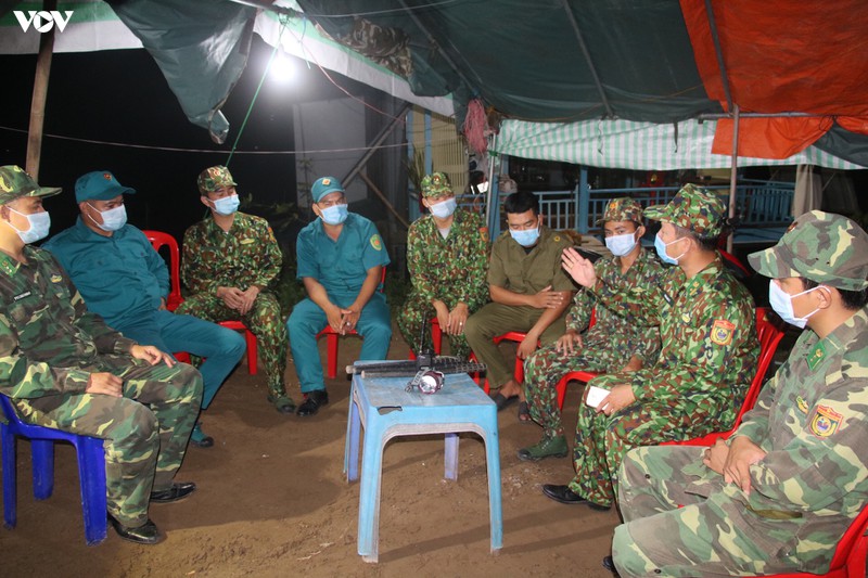 anh: bien phong dong thap tuan tra ngay dem de phong dich covid-19 hinh 4