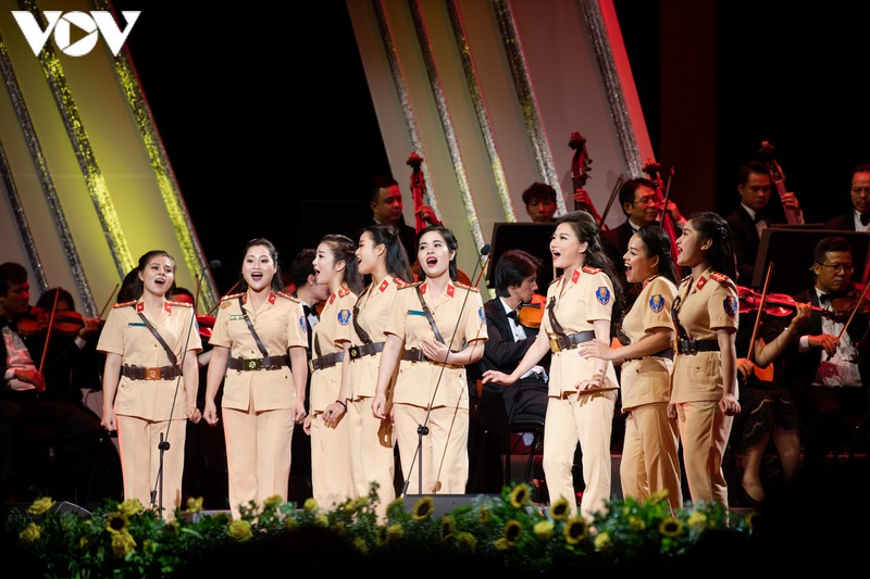 toan canh chuong trinh nghe thuat "75 nam vinh quang cand viet nam" hinh 4