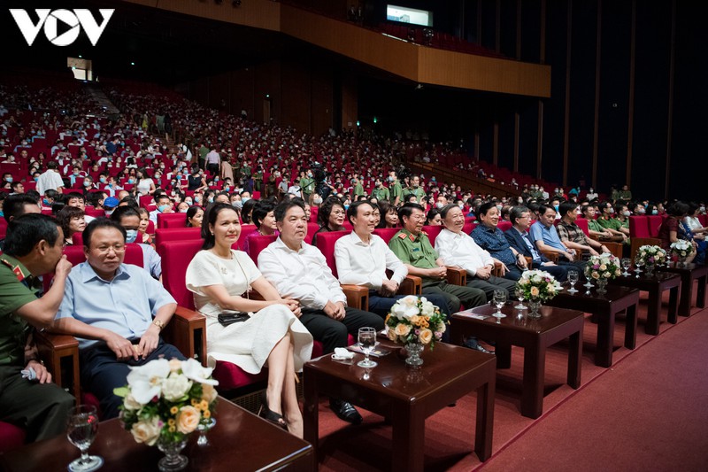 toan canh chuong trinh nghe thuat "75 nam vinh quang cand viet nam" hinh 2