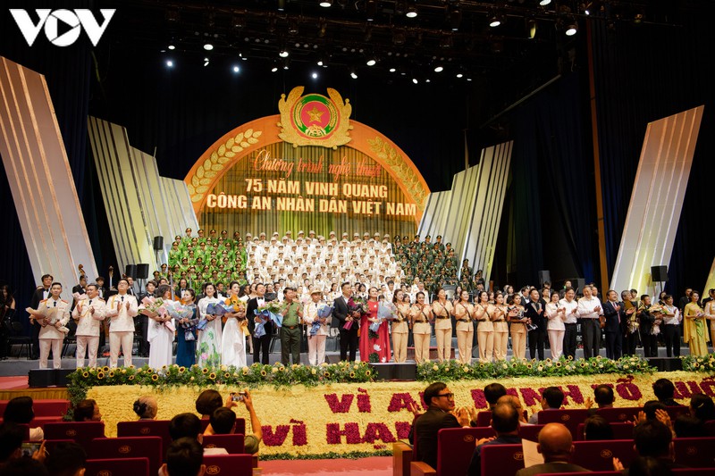 toan canh chuong trinh nghe thuat "75 nam vinh quang cand viet nam" hinh 15