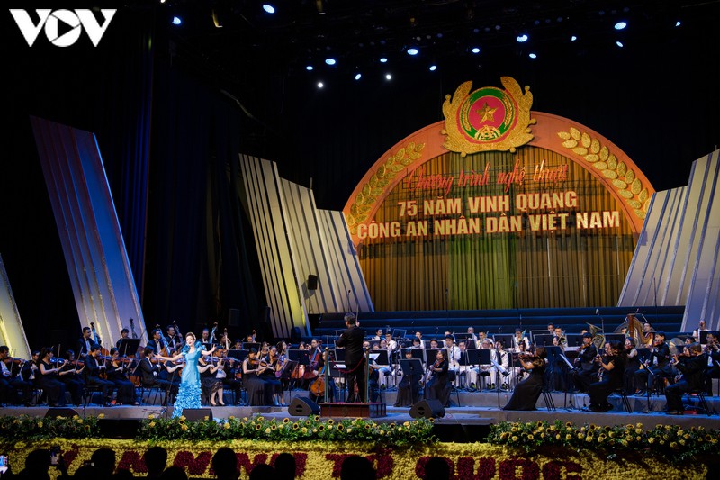 toan canh chuong trinh nghe thuat "75 nam vinh quang cand viet nam" hinh 3