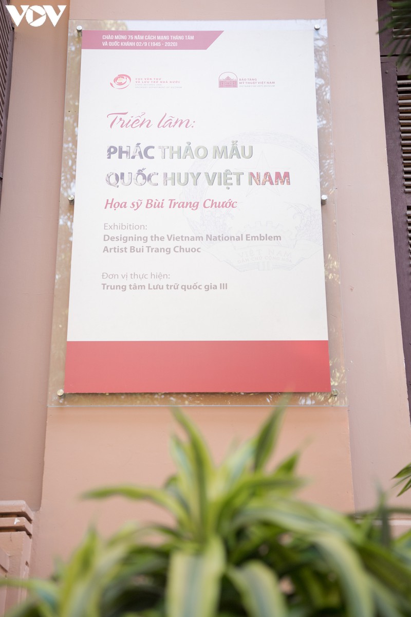 khai mac trien lam ve su ra doi cua quoc huy viet nam tai ha noi hinh 1