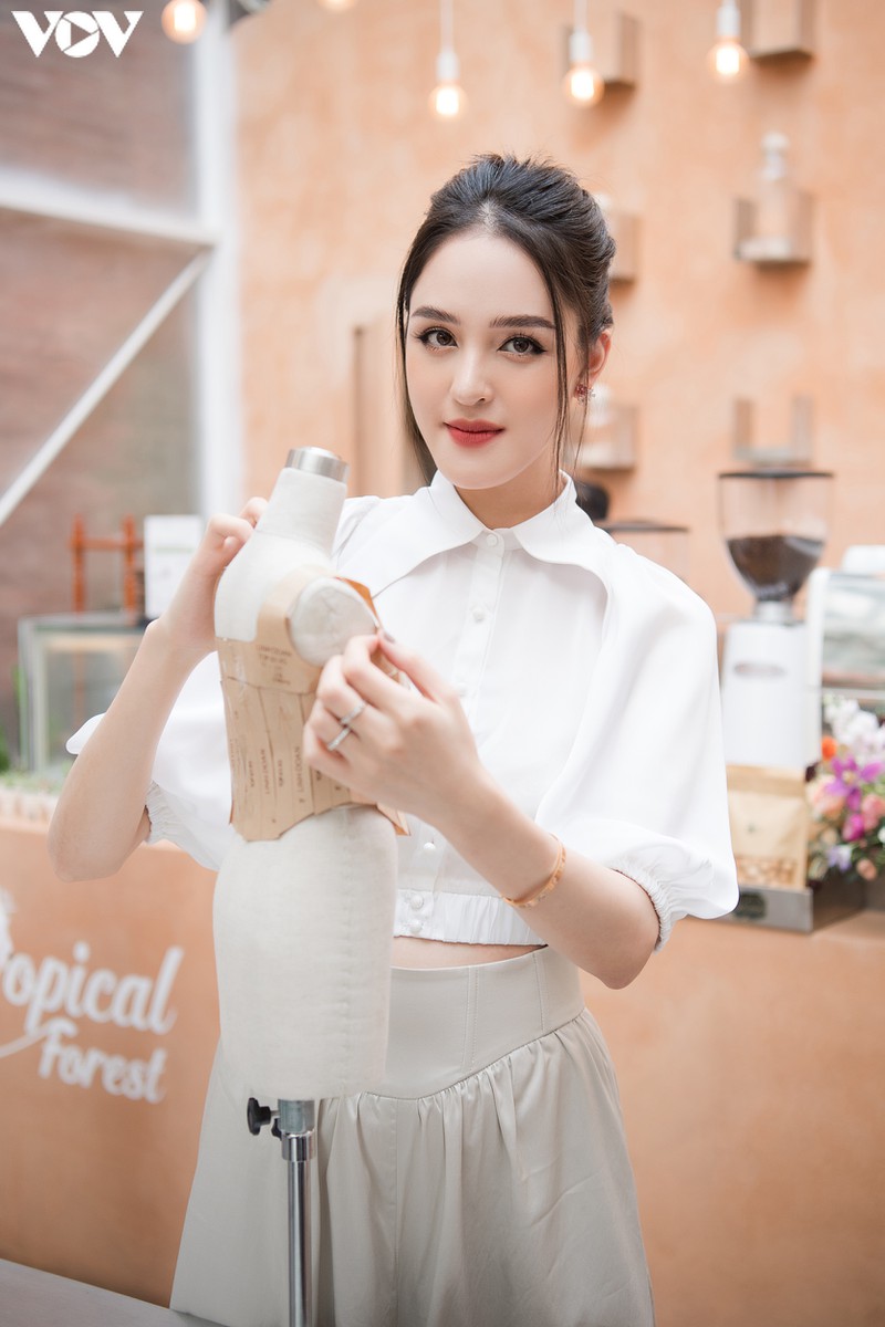 a hau hoang anh dien crop top khoe vong eo con kien quyen ru hinh 1