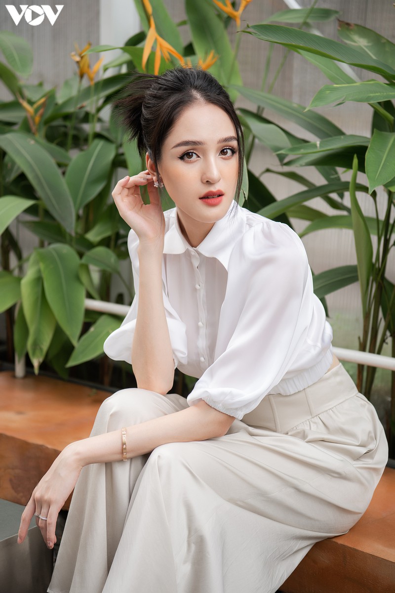 a hau hoang anh dien crop top khoe vong eo con kien quyen ru hinh 5