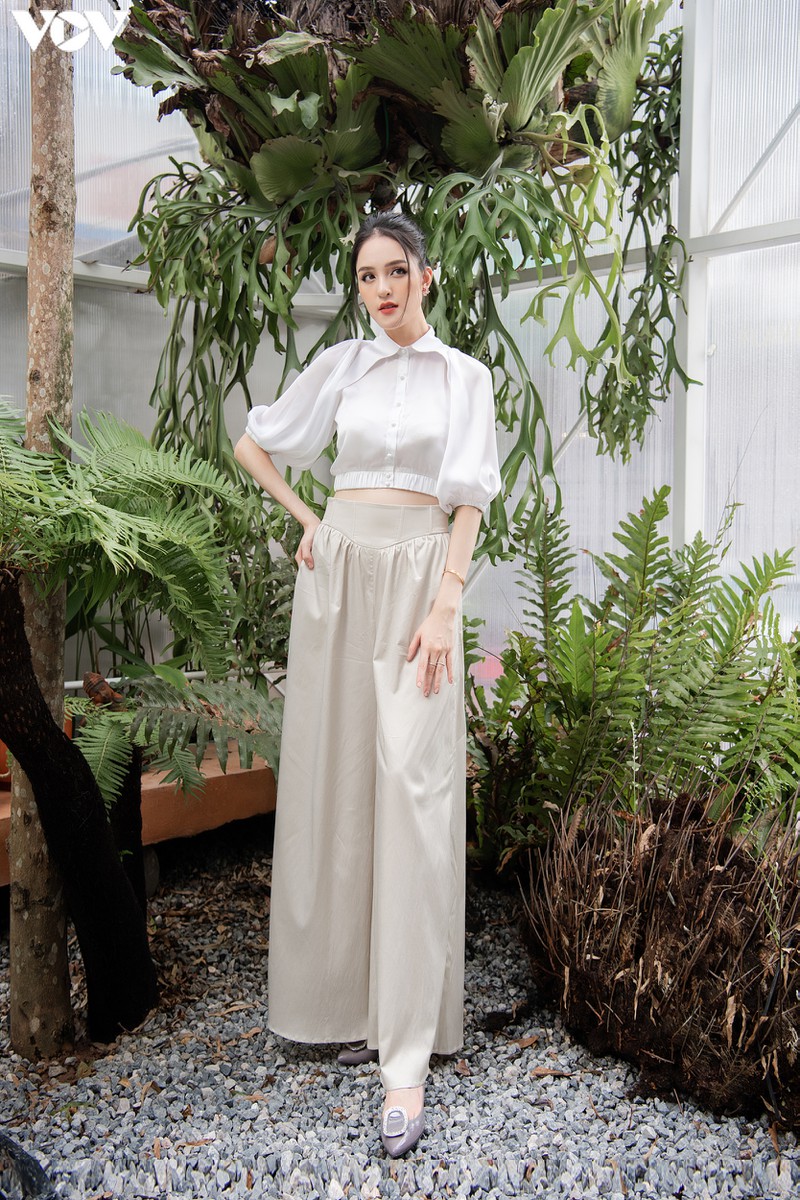 a hau hoang anh dien crop top khoe vong eo con kien quyen ru hinh 9