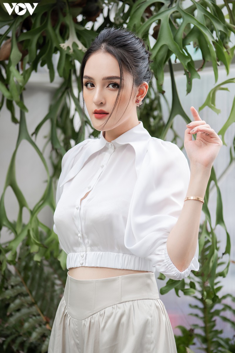 a hau hoang anh dien crop top khoe vong eo con kien quyen ru hinh 7