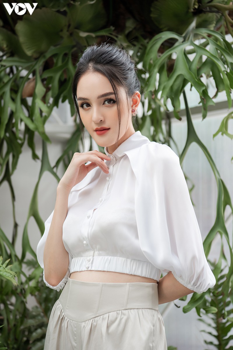 a hau hoang anh dien crop top khoe vong eo con kien quyen ru hinh 10