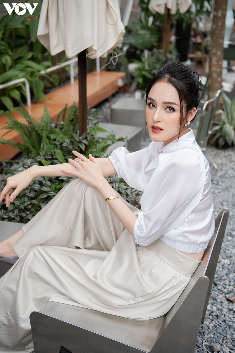 a hau hoang anh dien crop top khoe vong eo con kien quyen ru hinh 11