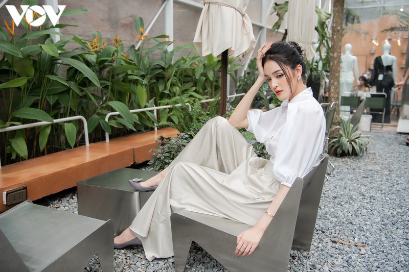 a hau hoang anh dien crop top khoe vong eo con kien quyen ru hinh 12