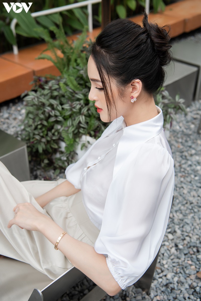 a hau hoang anh dien crop top khoe vong eo con kien quyen ru hinh 13