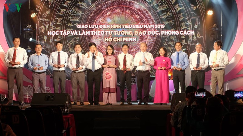 giao luu dien hinh trong hoc tap, lam theo tu tuong, dao duc ho chi minh hinh 1