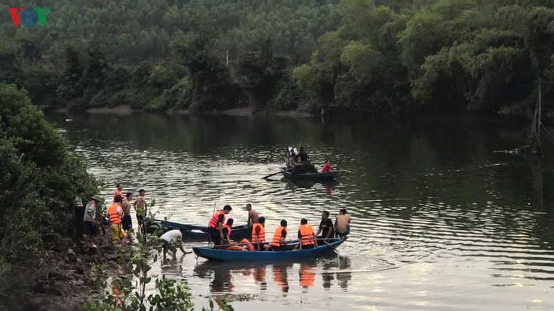 lat thuyen tren song mai giang, hai bo con tu vong hinh 1