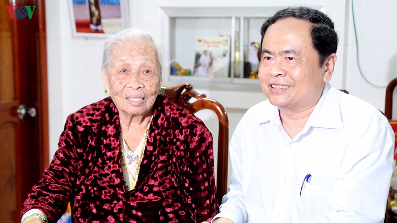 chu tich uy ban trung uong mttq viet nam trao qua tet tai an giang hinh 2