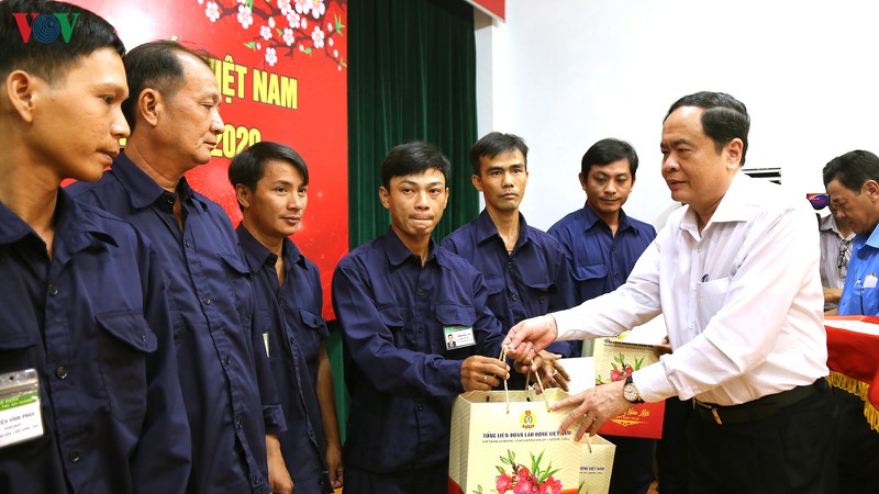 chu tich uy ban trung uong mttq viet nam trao qua tet tai an giang hinh 1