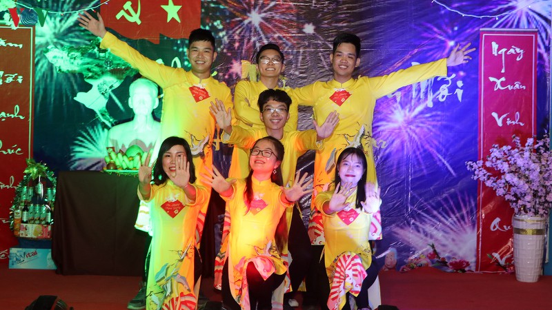 sinh vien viet nam tai campuchia ron rang don mung nam moi 2020 hinh 2