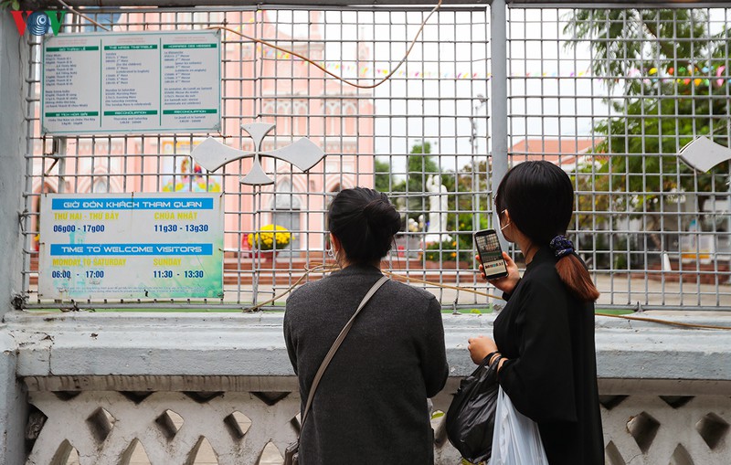 du khach deo khau trang "check in" nha tho chinh toa da nang hinh 13