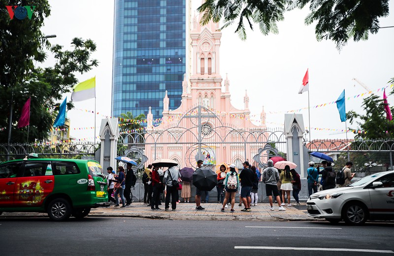 du khach deo khau trang "check in" nha tho chinh toa da nang hinh 14