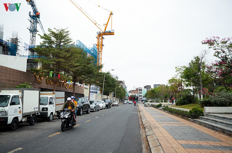 du khach deo khau trang "check in" nha tho chinh toa da nang hinh 19