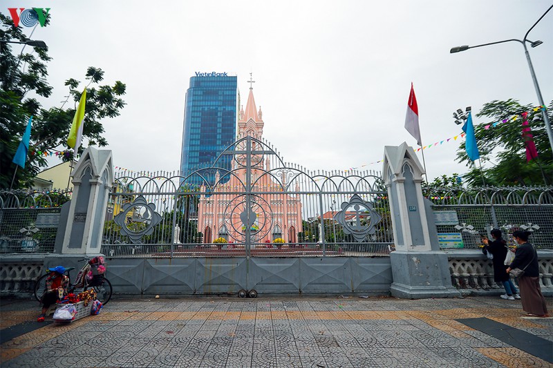 du khach deo khau trang "check in" nha tho chinh toa da nang hinh 1