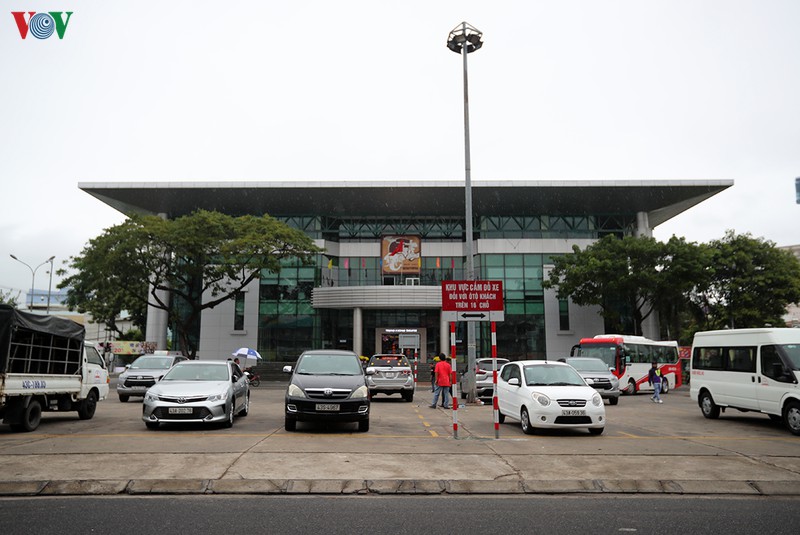du khach deo khau trang "check in" nha tho chinh toa da nang hinh 20