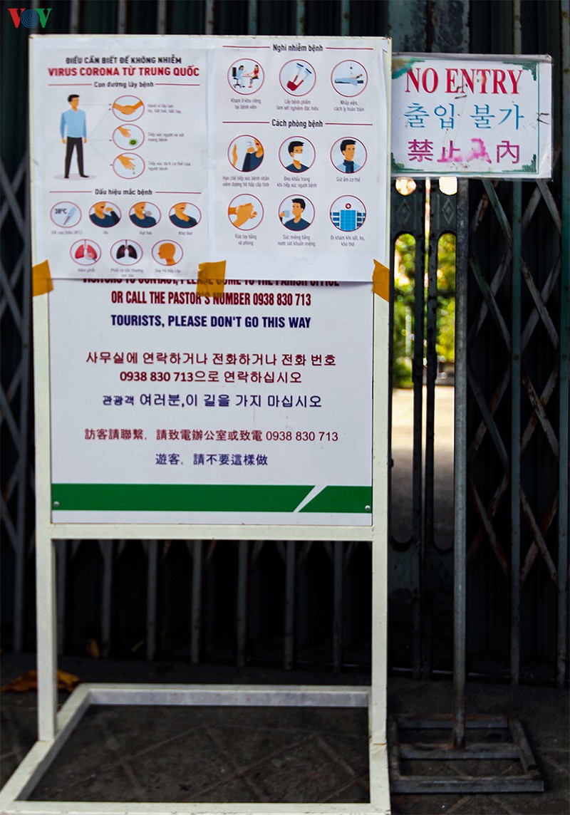 du khach deo khau trang "check in" nha tho chinh toa da nang hinh 3