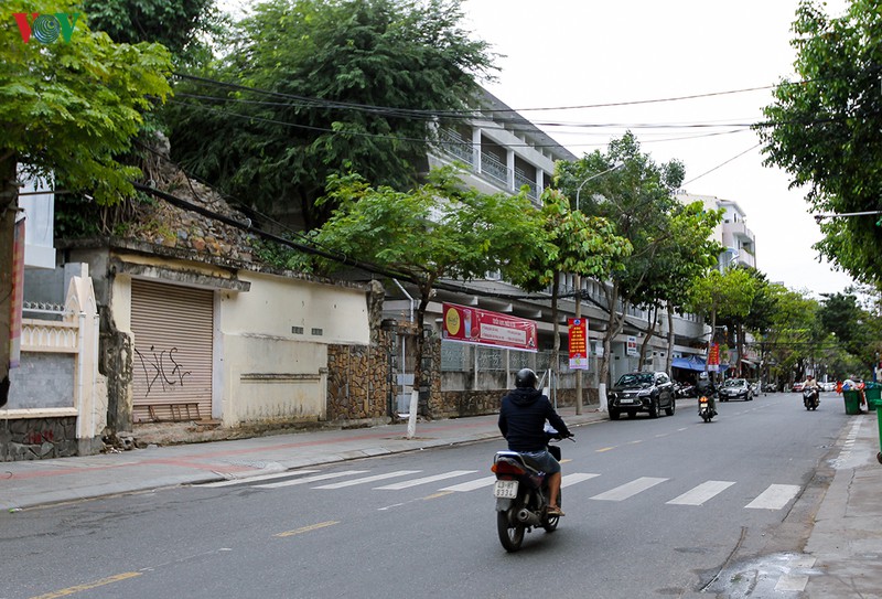 du khach deo khau trang "check in" nha tho chinh toa da nang hinh 4
