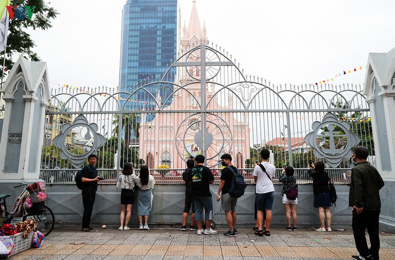 du khach deo khau trang "check in" nha tho chinh toa da nang hinh 5