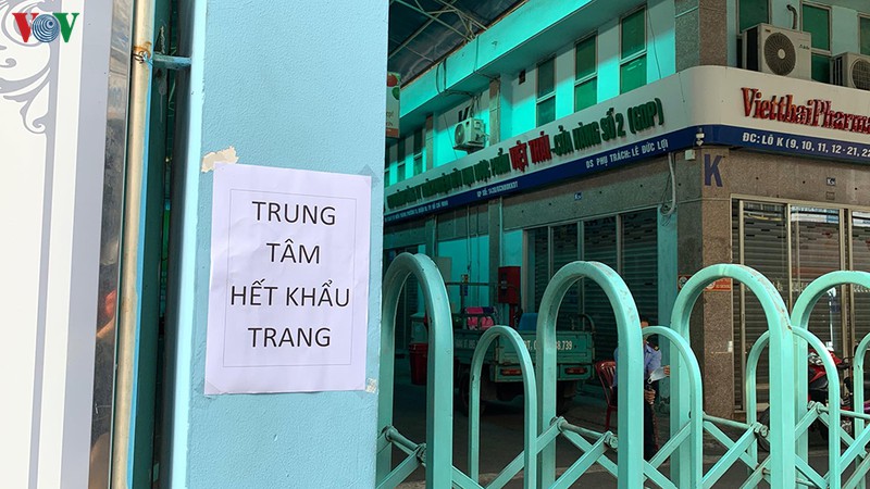 dong nguoi do ve cho thuoc lon nhat tphcm mua khau trang hinh 1
